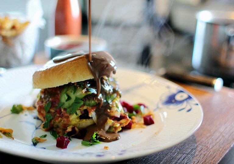 Opskrift på Danmarks Bedste Bøfsanwich med brun sovs!