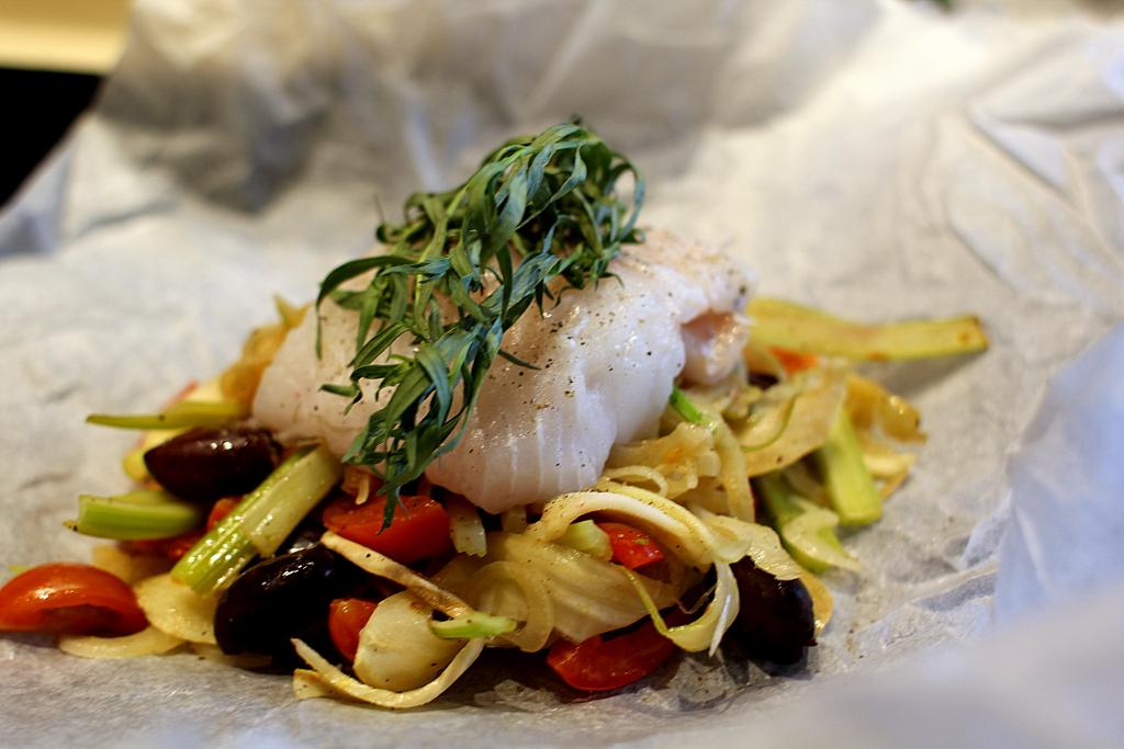 Hvidfisk en Papilotte: Sådan tilbereder du fisk og grøntsager på samme tid...