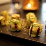 Perfekt snack med grillet agurk og varmrøget laks