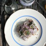 Opskrift på sild med friske krydderurter og gin!