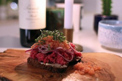 Opskrift på tatar med stenbiderrogn på friskbagt rugbrød