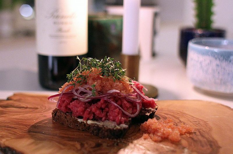 Opskrift på tatar med stenbiderrogn på friskbagt rugbrød