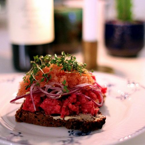 Opskrift på tatar med stenbiderrogn på friskbagt rugbrød