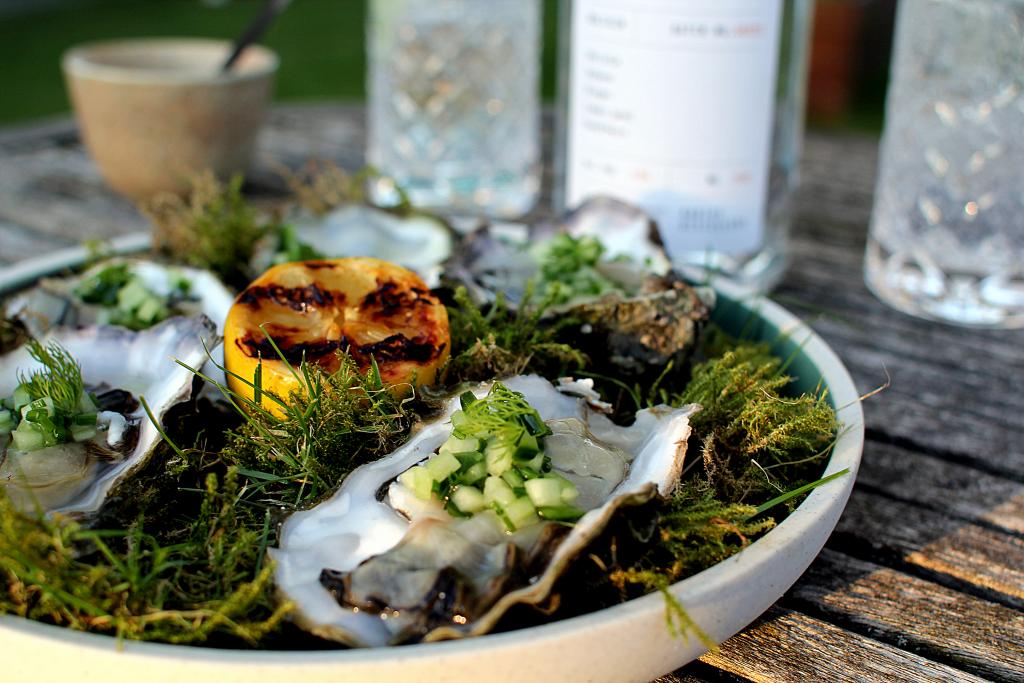 Sommersnack: Østers med gin-marineret agurk