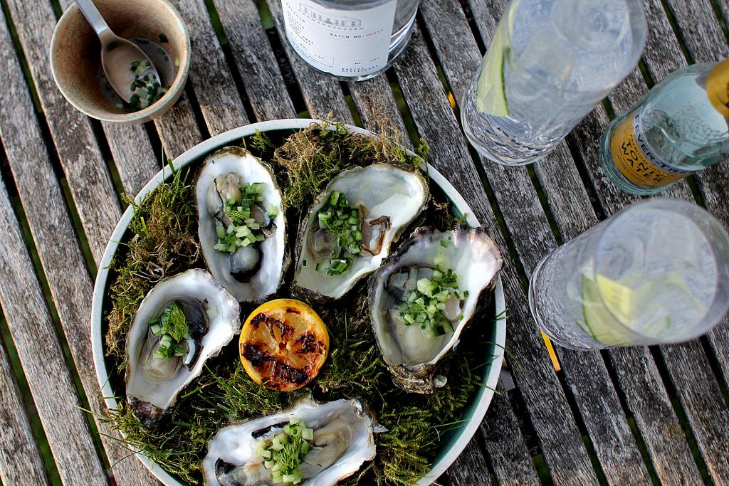 Sommersnack: Østers med gin-marineret agurk