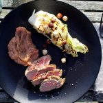 Opskrift på grillet svinemørbrad med rababer og sommerkål...