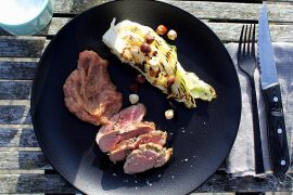 Opskrift på grillet svinemørbrad med rababer og sommerkål...