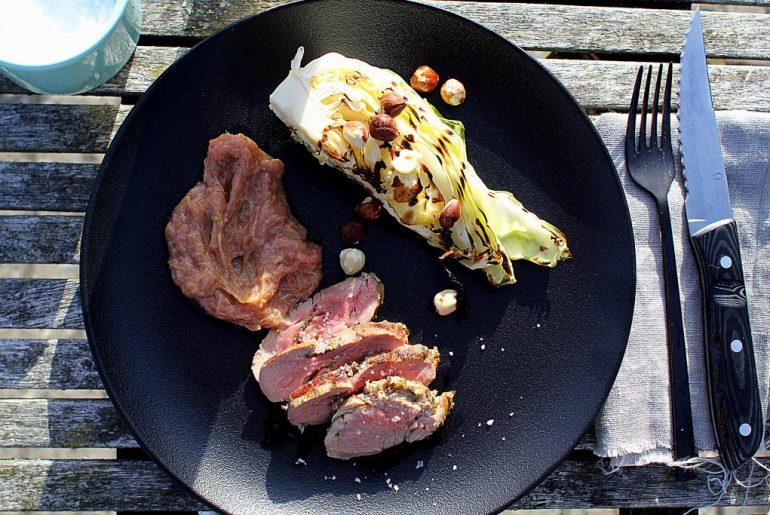 Opskrift på grillet svinemørbrad med rababer og sommerkål...