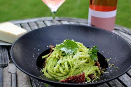 Frisk pasta med pesto - verdens nemmeste pastaret!
