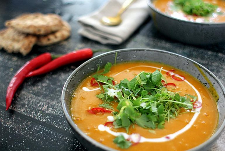Verdens bedste opskrift på græskarsuppe på Hokkaido med chili og kokosmælk