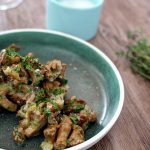 Opskrift på verdens nemmeste toast med ristede kantareller i fløde...