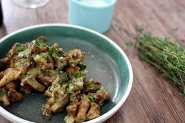 Opskrift på verdens nemmeste toast med ristede kantareller i fløde...