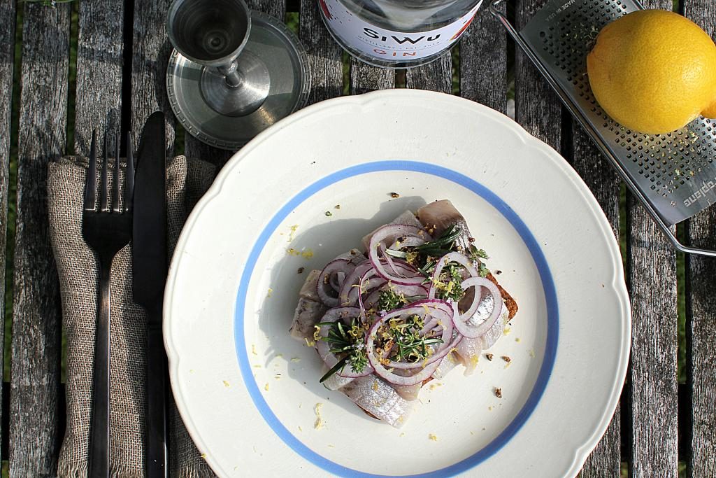 Opskrift på sild med friske krydderurter og gin!