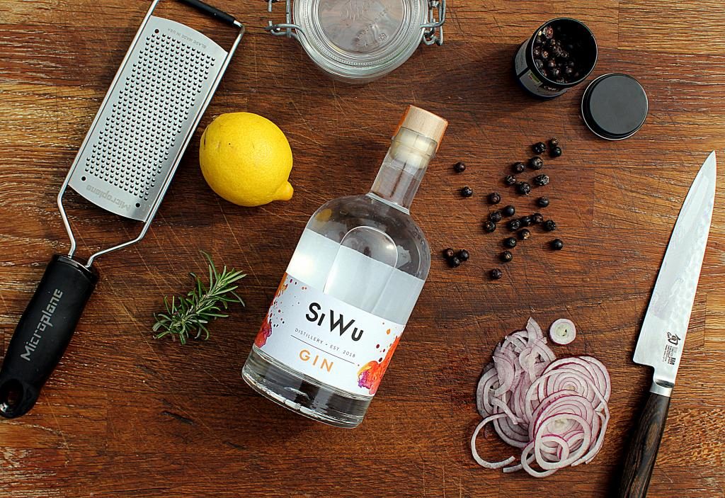 Opskrift på sild med friske krydderurter og gin!