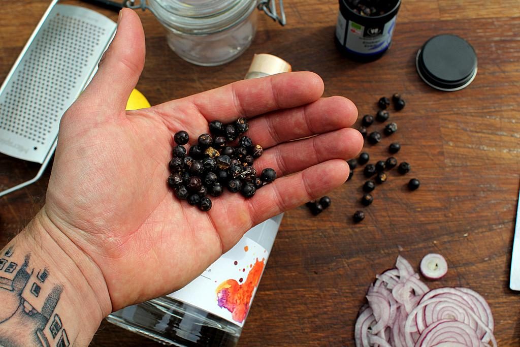 Opskrift på sild med friske krydderurter og gin!