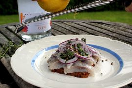 Opskrift på sild med friske krydderurter og gin!