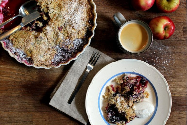 Uventede gæster? Hjælpen er her - Opskrift på verdens nemmeste brombærtærte!