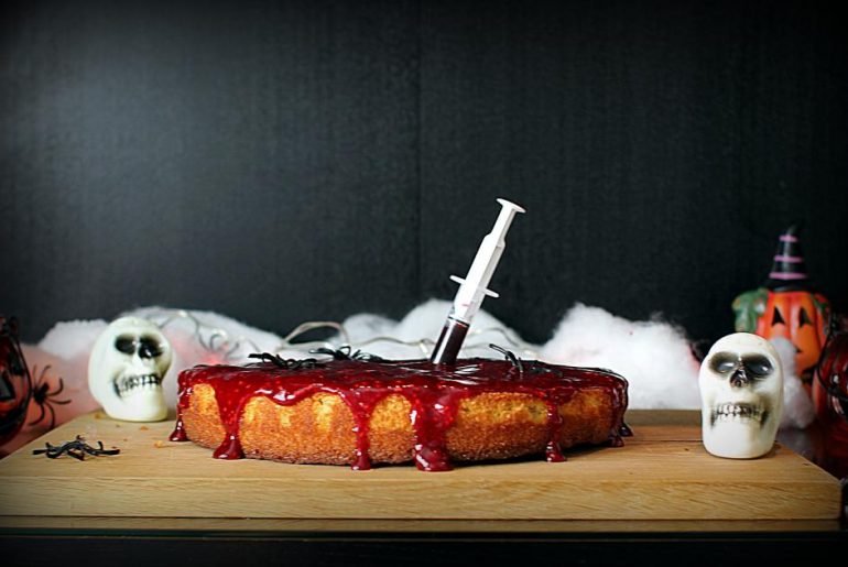 Uhyggelig Halloween Kage med "blodsirup"...