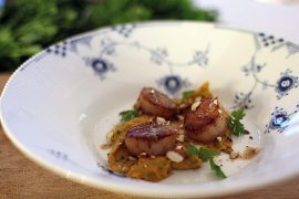 Den perfekte forret til efteråret: Stegte kammuslinger med græskarpuré...