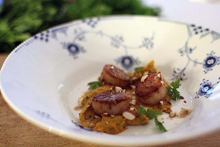 Den perfekte forret til efteråret: Stegte kammuslinger med græskarpuré...