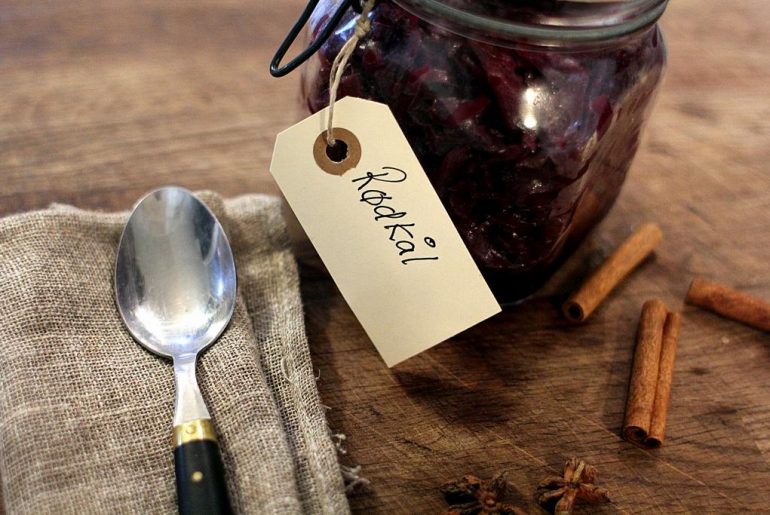 Opskrift på hjemmelavet rødkål til Mortens Aften og jul...