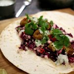 Opskrift på falafel i wrap med myntedressing og koriander...