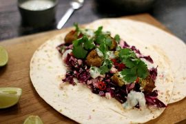 Opskrift på falafel i wrap med myntedressing og koriander...