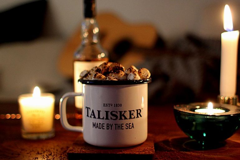 "Irish Coffee" med Talisker, sirup og skumfiduser - perfekt til en kølig eftermiddag...