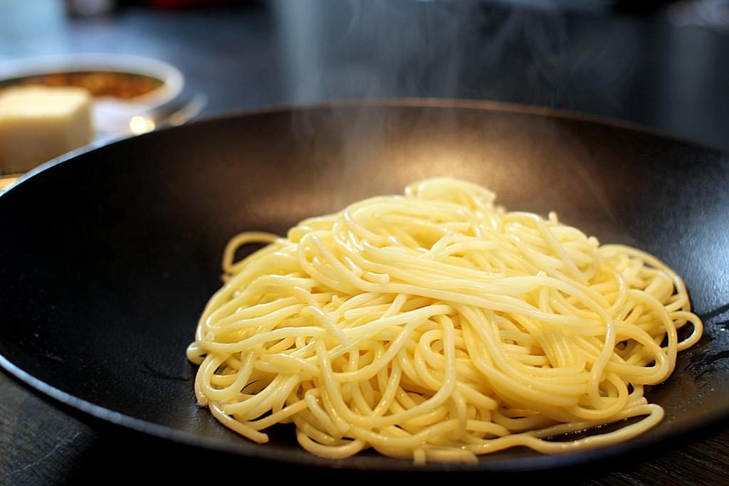 Spaghetti med tomatsauce og parmesan som min ven Riccardo laver det...