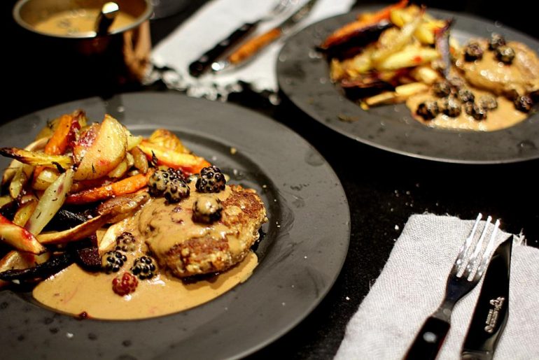 Opskrift på vildsvinebøffer med brombærsovs og bagte rodfrugter