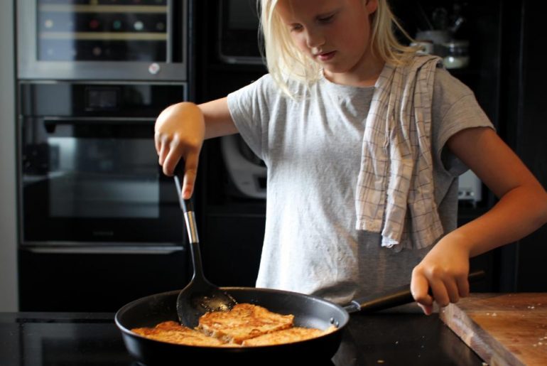 Opskrift på Arme Riddere/French Toast - syndig morgenmad i børnehøjde