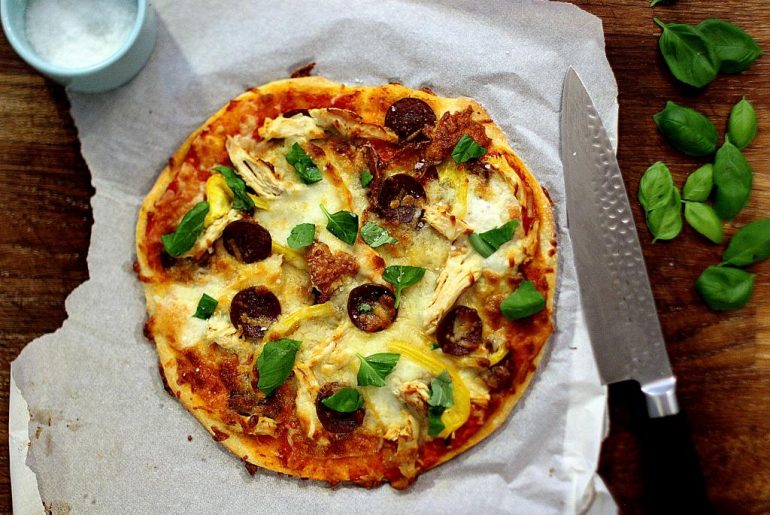 Madpakketema: Hjemmelavet pizza med tomatsauce, kylling, pepperoni og peberfrugt - perfekt som bonusmad til madpakken!