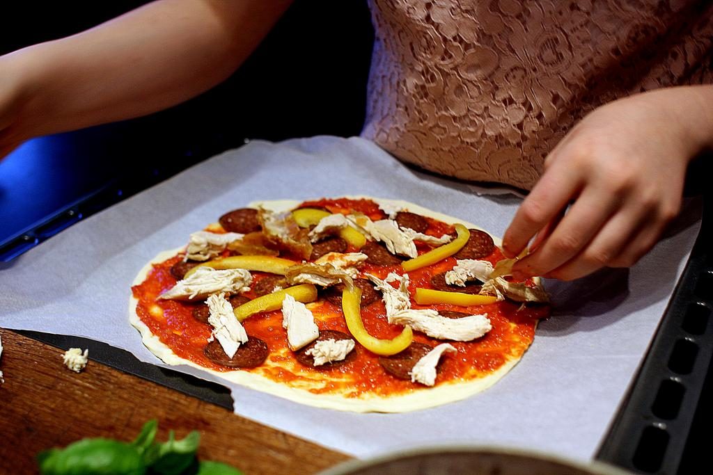 Madpakketema: Hjemmelavet pizza med tomatsauce, kylling, pepperoni og peberfrugt - perfekt som bonusmad til madpakken!