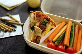 Madpakketema - Madpakkedag 1: Pizzaslices fra dagen før med agurk- og gulerodsstave!