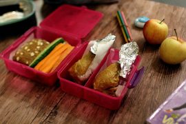 Madpakketema - Madpakkedag 2: “Kyllingelår med økologiske rugbrødsboller og grønt”