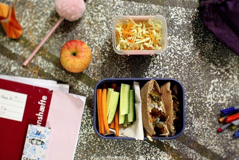 Madpakketema - Madpakkedag 4: Grov pita med falafel, myntedressing og kålsalat