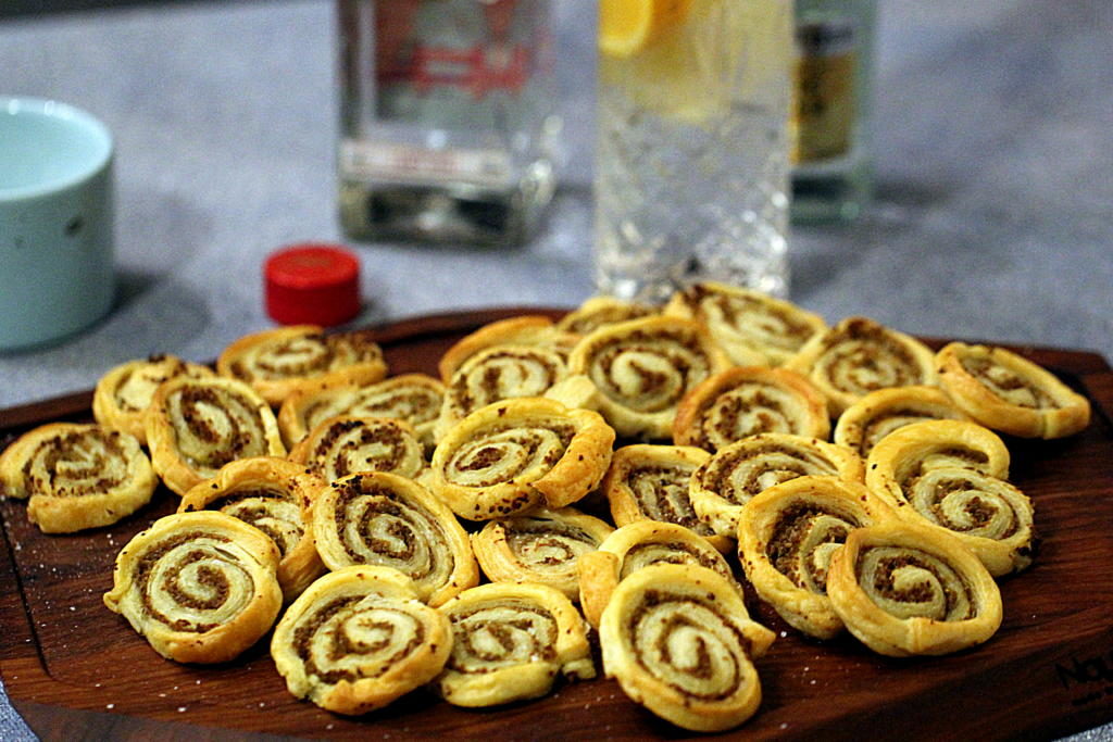 Gin & Tonic Snacks: Butterdejs-snegle med oliventapenade