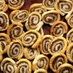 Gin & Tonic Snacks: Butterdejs-snegle med oliventapenade