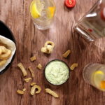 Gin & Tonic Snacks: Hjemmelavet flæskesvær med koriandermayo
