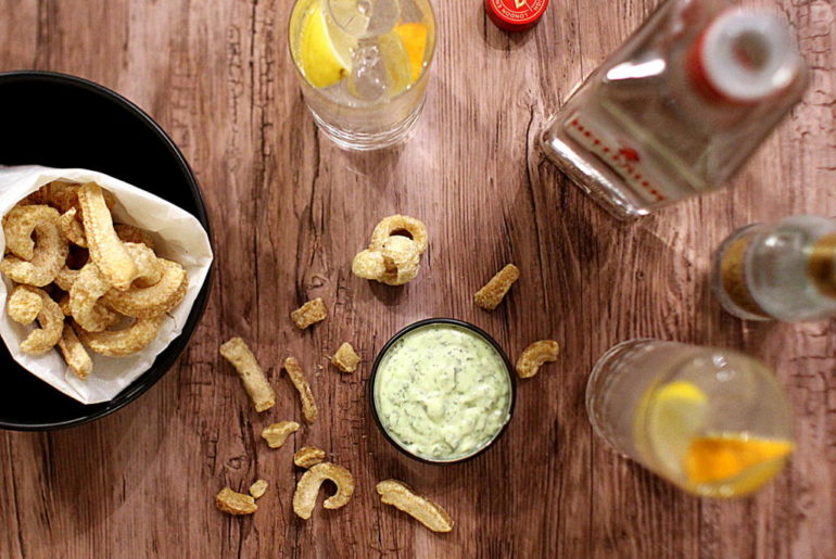Gin & Tonic Snacks: Hjemmelavet flæskesvær med koriandermayo