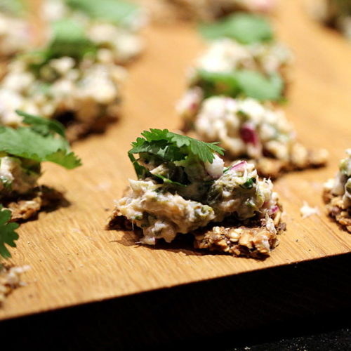 Gin & Tonic Snacks Rugbrødshapsere med røget laks koriander og citronskal