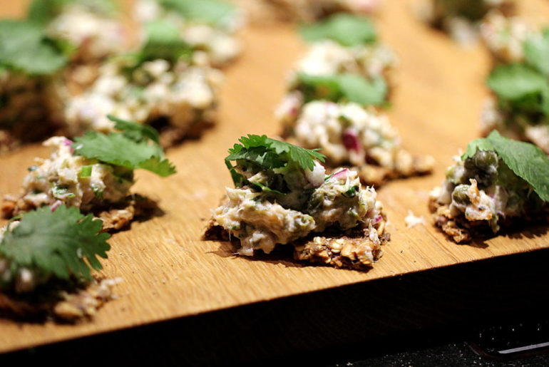 Gin & Tonic Snacks: Rugbrødshapsere med røget laks koriander og citronskal