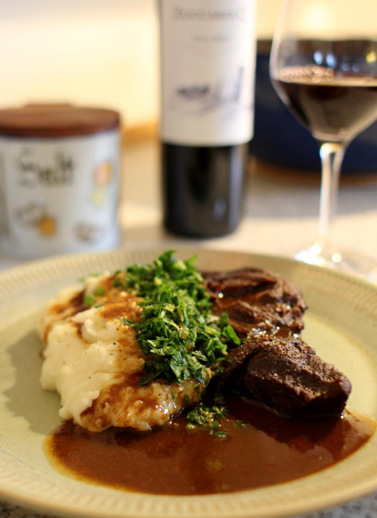 Opskrift på det møreste kalvekæber med mos og gremolata