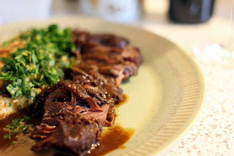 Opskrift på de møreste kalvekæber med mos og gremolata...