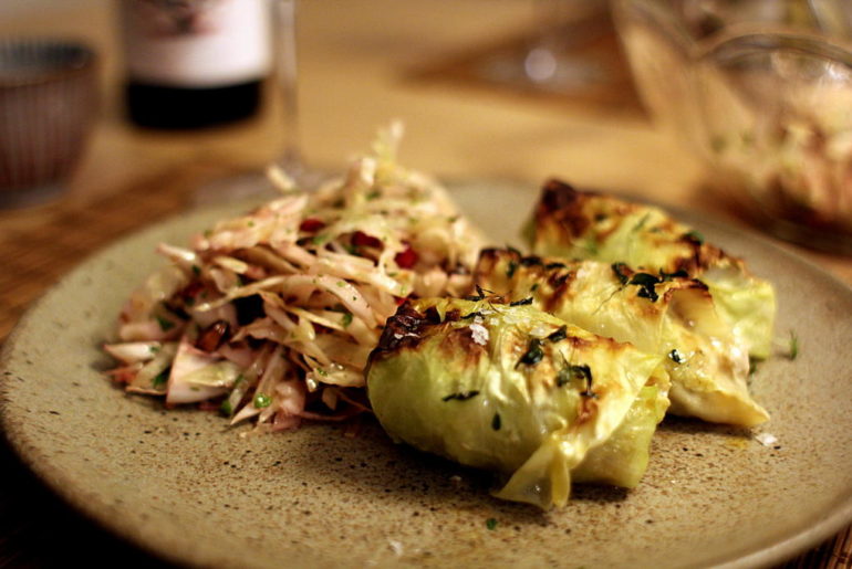 Påskemad: Opskrift på kåldolmere med et spicy twist...