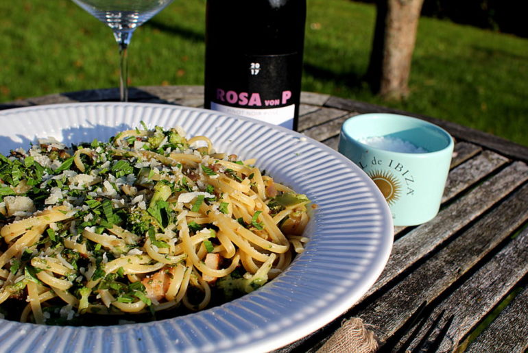 Pasta på 15 min med bacon, grøntsager og friske krydderurter...