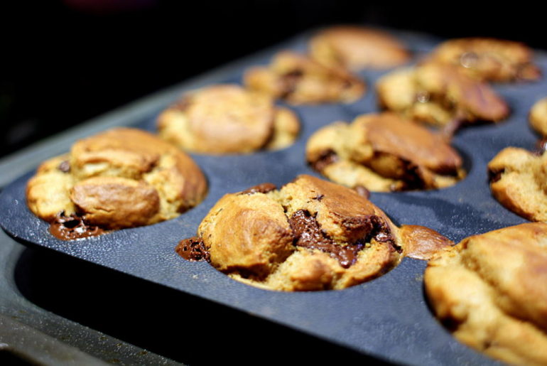 Opskrift på nemme bananmuffins med chokolade!