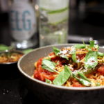 Opskrift på nem pasta med tomatsauce og flamberet chilli