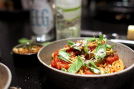 Opskrift på nem pasta med tomatsauce og flamberet chilli