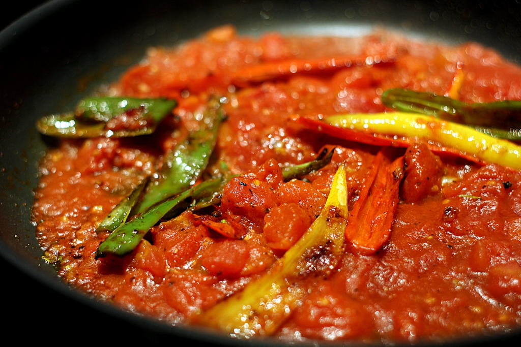 Opskrift på nem pasta med tomatsauce og flamberet chilli